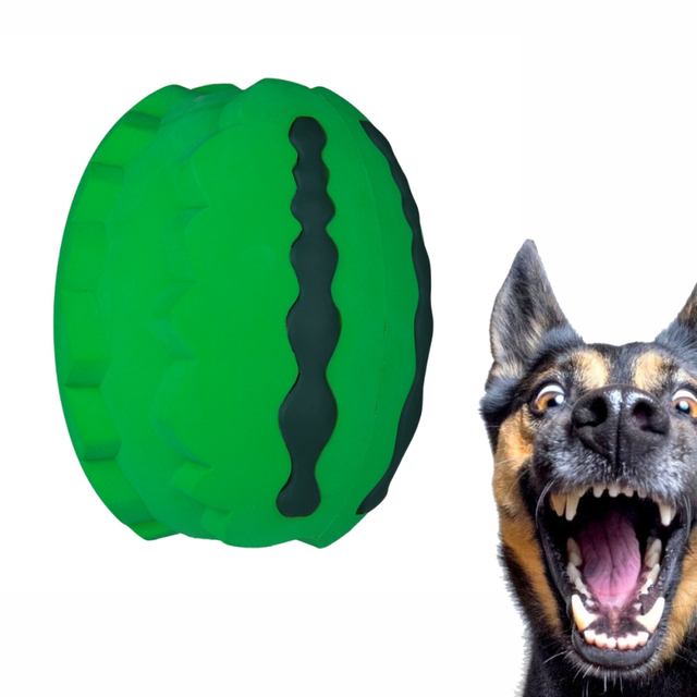 La bola de goma del juguete del perro de la sandía caliente de Amazon para los dientes limpios del perro mastica la bola educativa del juguete de la comida que se escapa